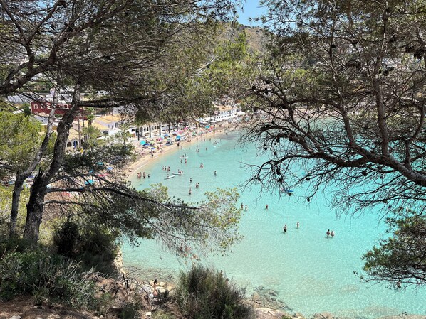 Beach nearby, sun loungers, beach towels
