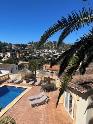 Een buitenzwembad en een verwarmd zwembad