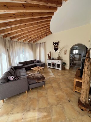 Smart TV, fireplace, video games, books