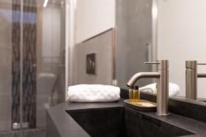 Een douche, een haardroger, handdoeken