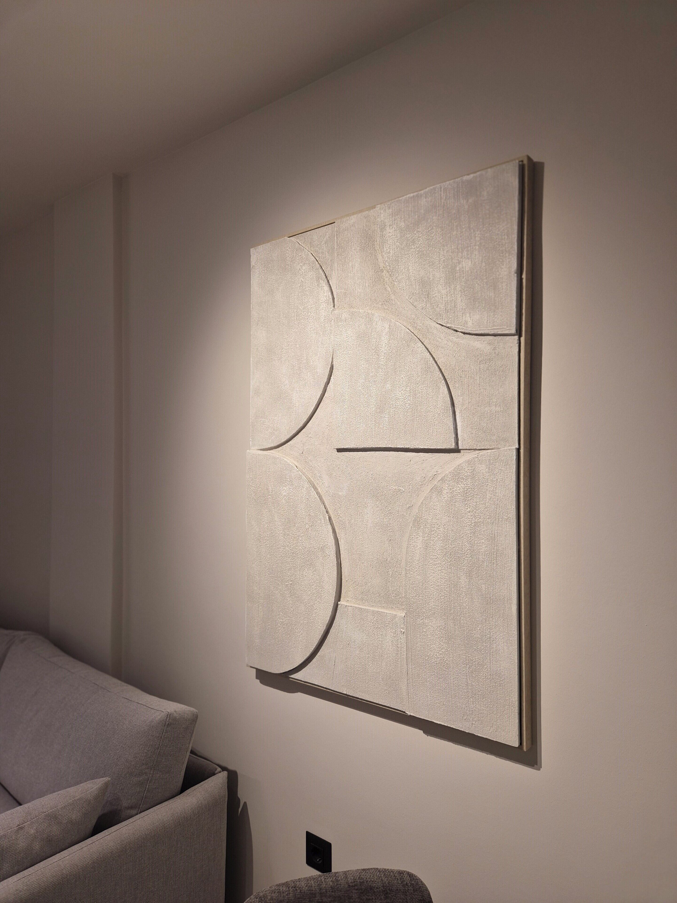 Una obra de arte minimalista para pared con formas abstractas.