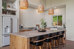 Fridge, microwave, oven, stovetop - The Cottage (Suches)