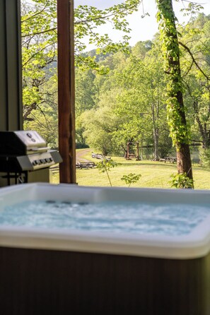 Outdoor spa tub - The Cottage (Suches)