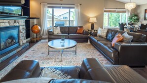 Living area - Opulent Oasis luxurious getaway near the coulees (Lethbridge)