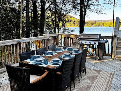Goodyear Lake waterfront home sleeps 13. Near Dreams Park, Cooperstown.