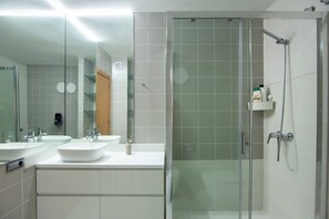Shower, hair dryer, bidet, towels - Casa Jasmine 5 minutes from the beach (barcelona)
