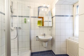 Habitación individual | Baño | Secadora de cabello, toallas, jabón, shampoo 