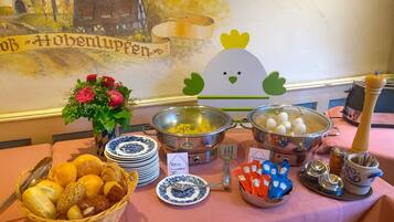 Free daily buffet breakfast