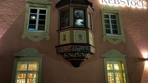 Un bâtiment sur lequel on peut lire l’inscription « REBSTOCK », et qui possède de nombreuses fenêtres dont les intérieurs sont éclairés.