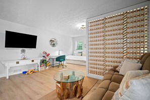 Téléviseur connecté, foyer, chaîne audio, bureau