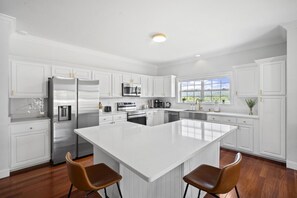 Frigorifero, microonde, piano cottura, lavastoviglie