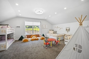 4 Schlafzimmer, Schreibtisch, Bügeleisen/Bügelbrett, Reisekinderbett