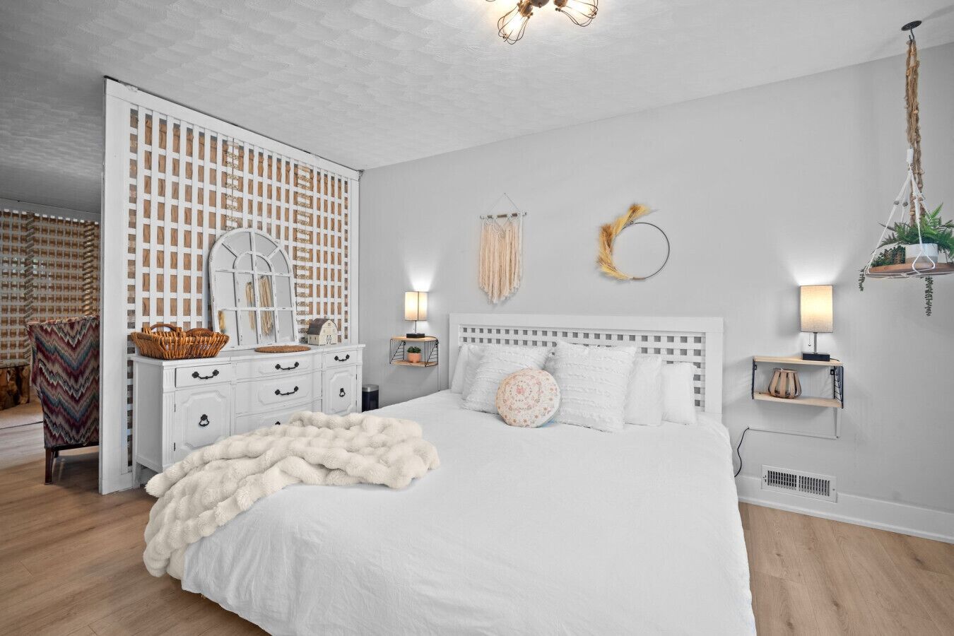 4 chambres, bureau, fer et planche à repasser, lit parapluie