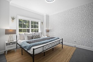6 habitaciones, escritorio y tabla de planchar con plancha