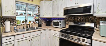 Charming Mount Dora Cottage Getaway – Walk to Lake & Downtown!
