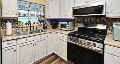 Charming Mount Dora Cottage Getaway – Walk to Lake & Downtown!