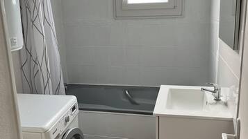 Serviettes fournies, papier toilette