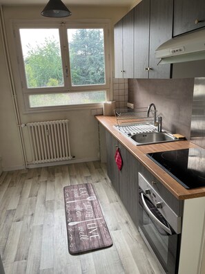 Réfrigérateur, micro-ondes, four, plaque de cuisson