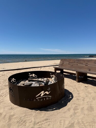 Lake Harbor Haven...a charming 3BR house with AC, WiFi across from Maranatha.