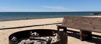 Lake Harbor Haven...a charming 3BR house with AC, WiFi across from Maranatha.