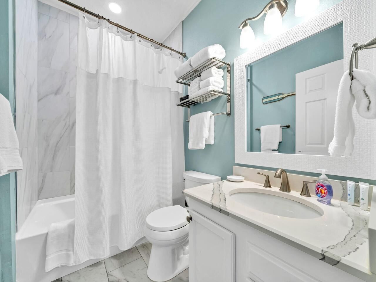 Un baño con bañera, inodoro y lavamanos.