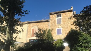 Un edificio de piedra con una escalera que lleva a una puerta.