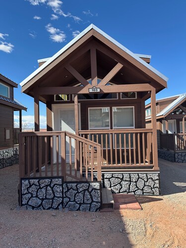 Charming 2-bedroom cabin #103 with AC, Wi-Fi in delightful Moab