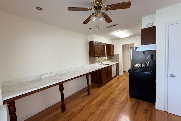 Kylskåp, mikrovågsugn, ugn och spishäll