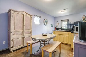 Kühlschrank, Mikrowelle, Ofen, Wasserkocher mit Kaffee-/Teezubehör