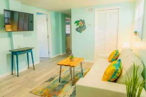 Living area - Bubble Gum Lodge-2 blks to Beach (Tybee Island)