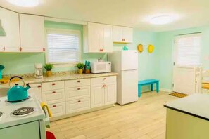 Private kitchen - Bubble Gum Lodge-2 blks to Beach (Tybee Island)