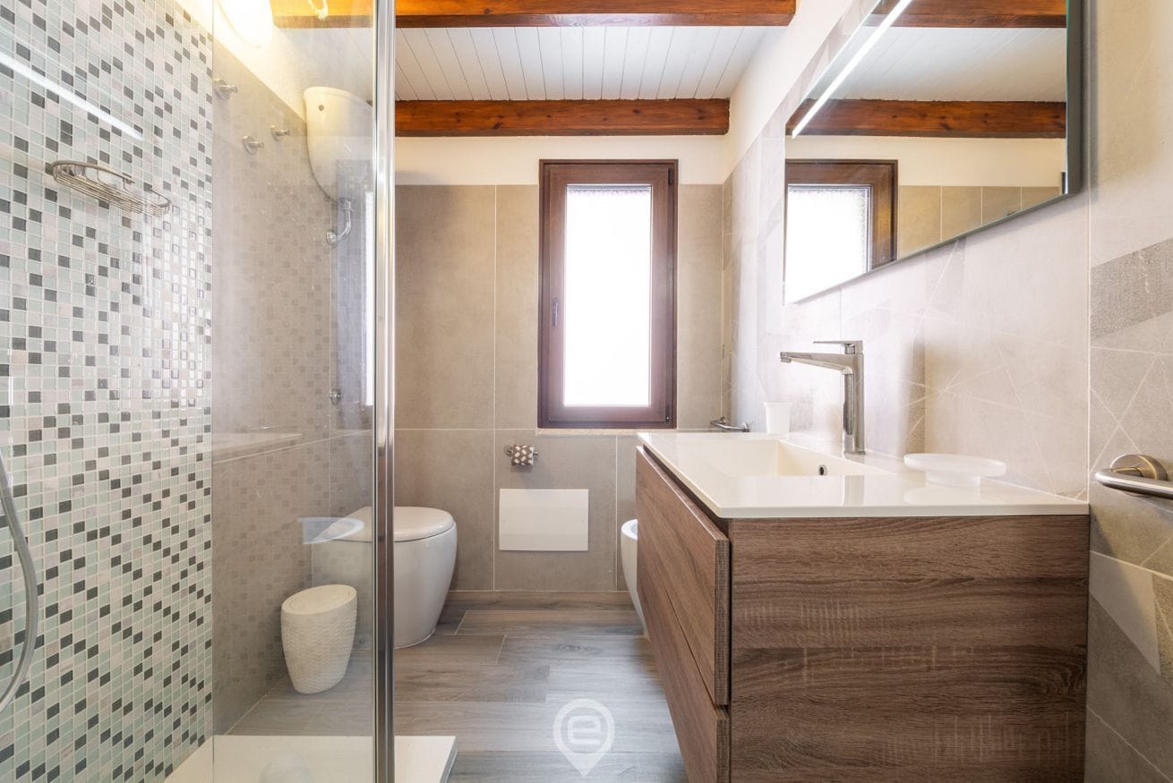 Dusche, Haartrockner, Bidet, Handtücher