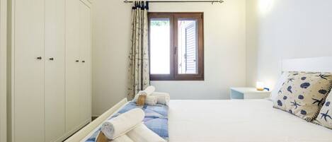 3 bedrooms, travel crib, WiFi, bed sheets