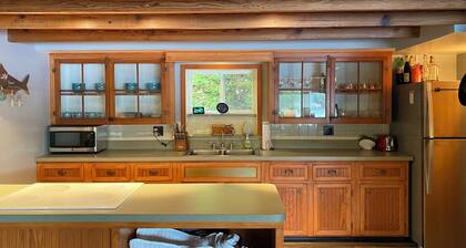 Charming 2-bedroom cottage on Loon Lake.