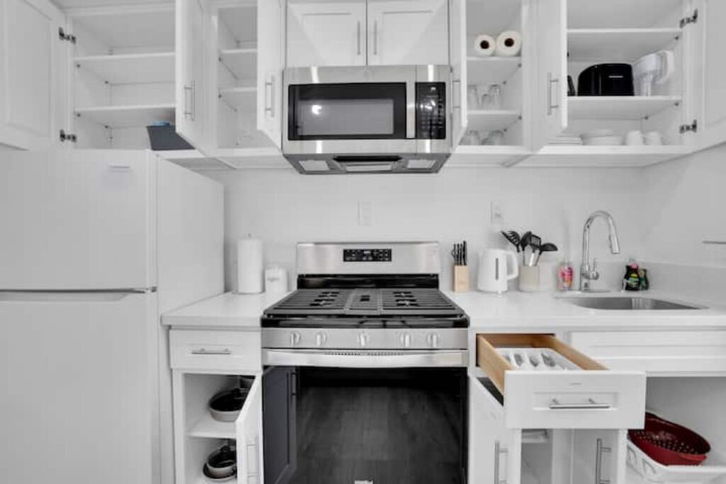 Kjøleskap, mikrobølgeovn, ovn og kokeplater