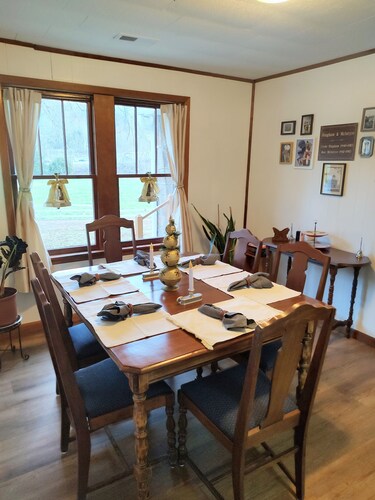 Charming 5-bedroom vintage farmhouse in beautiful Franklin, NC.