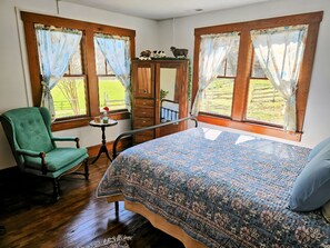 5 slaapkamers, een strijkplank/strijkijzer, beddengoed