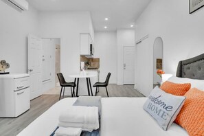 1 bedroom, in-room safe, iron/ironing board, WiFi - Orange Is The New Black Studio - BRAND NEW ! (Ontario)