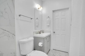 Shower, hair dryer, towels, soap - Orange Is The New Black Studio - BRAND NEW ! (Ontario)