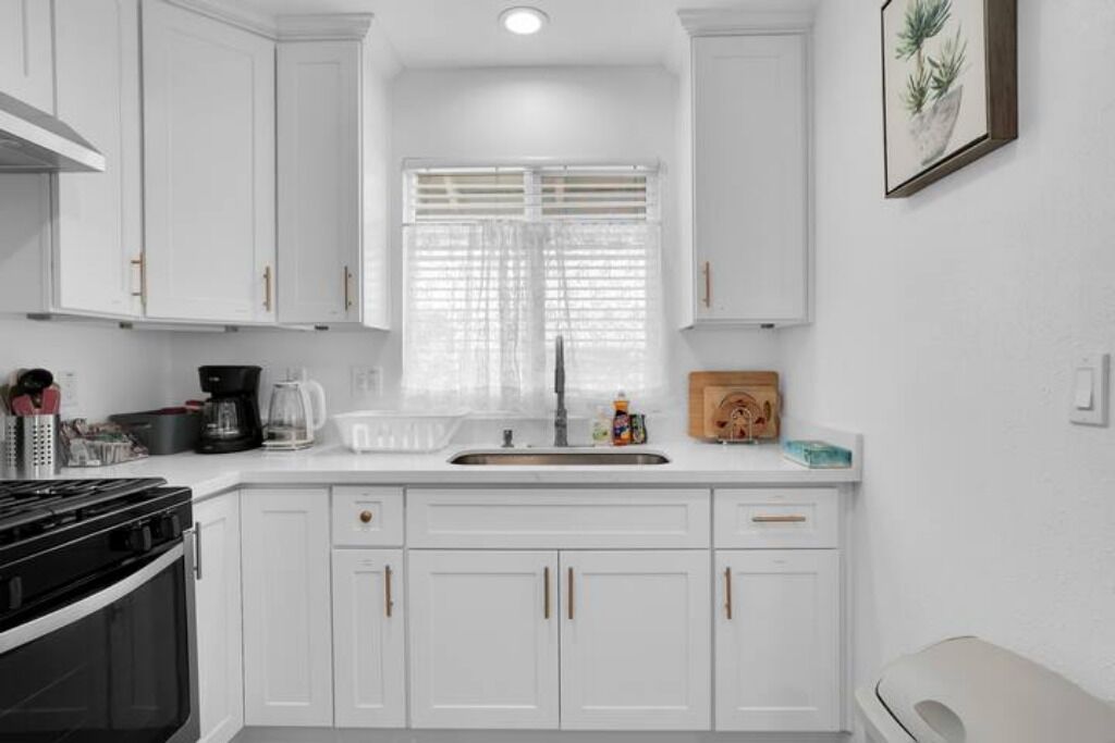 Kjøleskap, mikrobølgeovn, kokeplater og kaffetrakter/tekoker