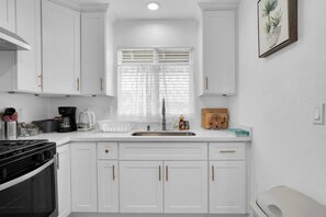 Réfrigérateur, micro-ondes, plaque de cuisson, cafetière/bouilloire