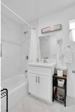 Ducha, secador de pelo, toallas, jabón