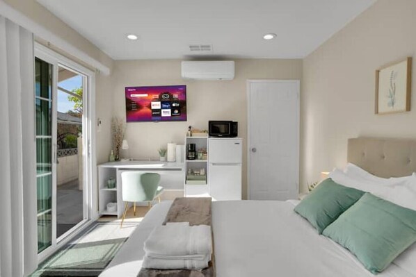 1 bedroom, in-room safe, iron/ironing board, free WiFi - The Emerald Retreat - BRAND NEW ! (West Covina)