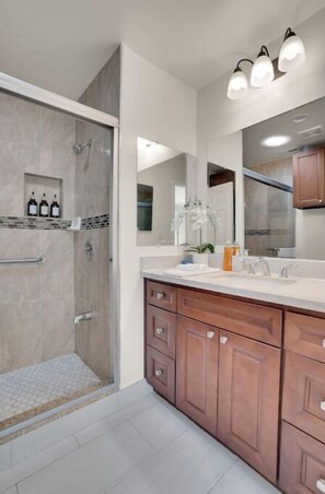 Shower, hair dryer, towels, soap - The Emerald Retreat - BRAND NEW ! (West Covina)