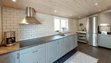 Réfrigérateur, four, plaque de cuisson, cafetiÚre/bouilloire