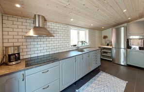 Fridge, oven, stovetop, coffee/tea maker