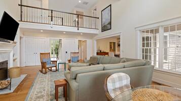 Älytelevisio, takka, kirjoja, tietokoneen näyttö