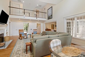 Älytelevisio, takka, kirjoja, tietokoneen näyttö