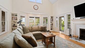 Een smart-tv, een open haard, boeken en een computerscherm