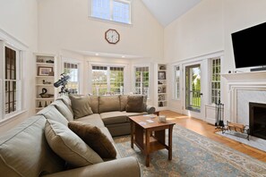 Älytelevisio, takka, kirjoja, tietokoneen näyttö